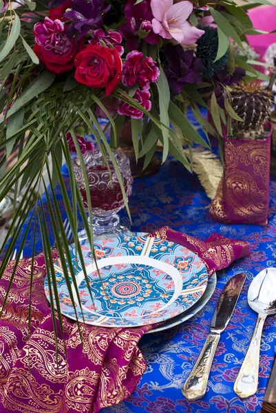 Arreglo de mesa de boda en la arena del desierto de Marruecos stile — Foto de Stock