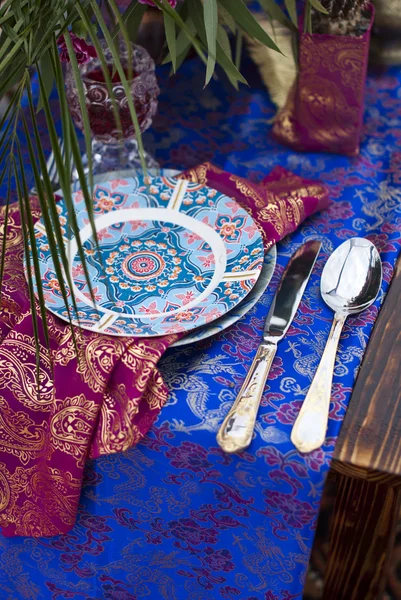 Arreglo de mesa de boda en la arena del desierto de Marruecos stile — Foto de Stock