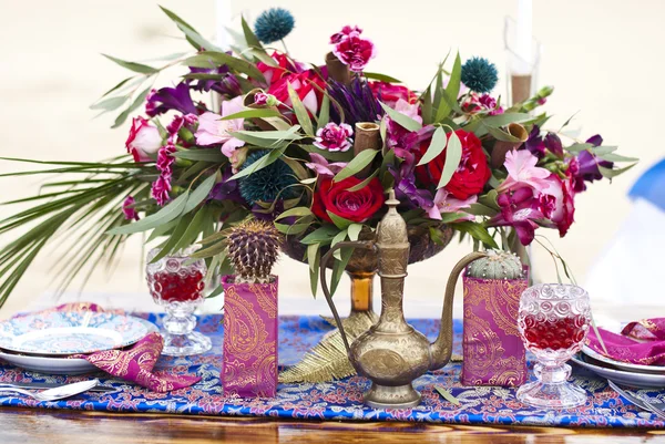 Arreglo de mesa de boda en la arena del desierto de Marruecos stile — Foto de Stock