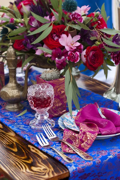 Arreglo de mesa de boda en la arena del desierto de Marruecos stile — Foto de Stock