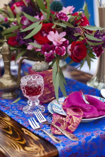 結婚式のモロッコ スタイルの砂漠の砂でのテーブルの配置 — ストック写真