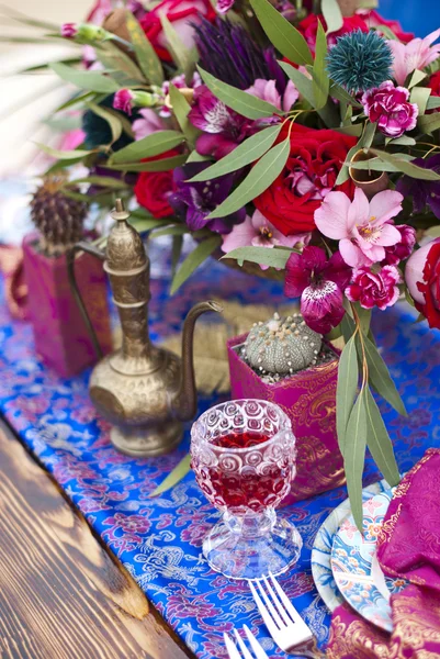 Arreglo de mesa de boda en la arena del desierto de Marruecos stile — Foto de Stock