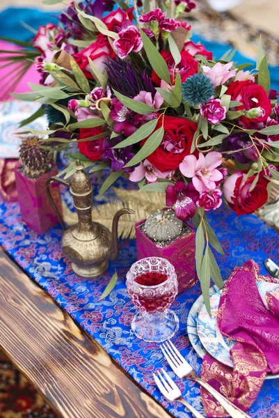 結婚式のモロッコ スタイルの砂漠の砂でのテーブルの配置 — ストック写真