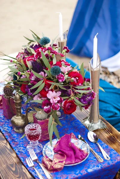 Wedding table arrangement in desert sand of Morocco stile — Stock Photo, Image
