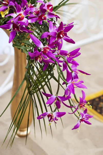 Schöne abstrakte Blumensträuße im Wüstensand — Stockfoto