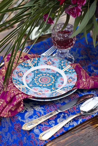 Fas stile çölde kum içinde masa aranjmanı düğün