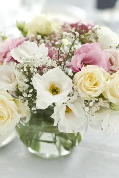 Hermosas flores en la mesa en el día de la boda —  Fotos de Stock