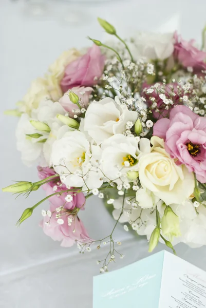 Hermosas flores en la mesa en el día de la boda —  Fotos de Stock