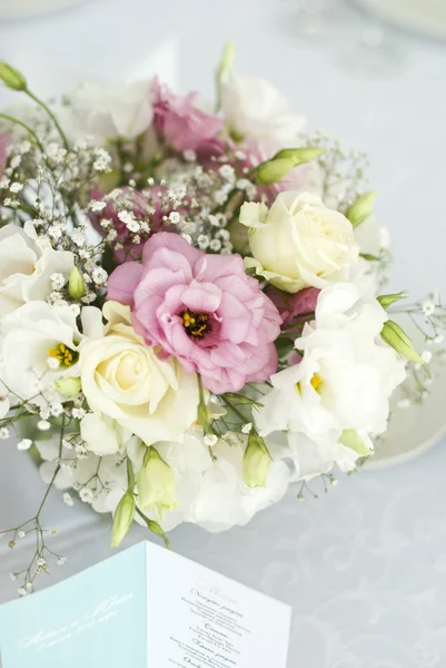 Hermosas flores en la mesa en el día de la boda —  Fotos de Stock