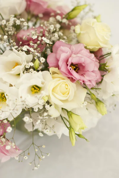 Krásné květiny na stole v den svatby — Stock fotografie