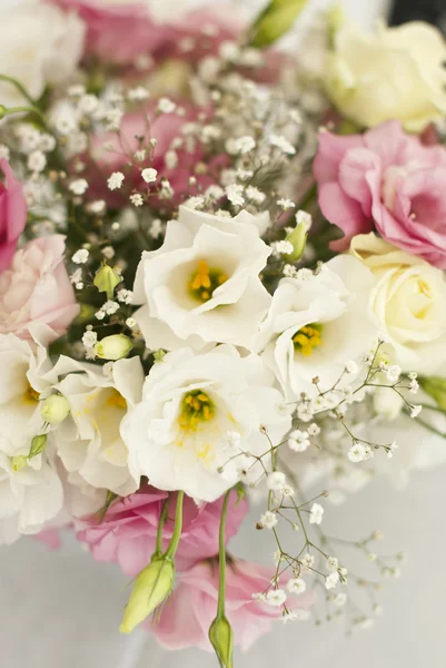 düğün günü masaya güzel çiçek