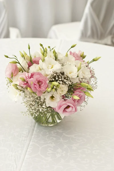 Hermosas flores en la mesa en el día de la boda —  Fotos de Stock