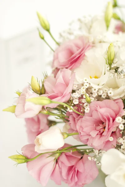 Hermosas flores en la mesa en el día de la boda —  Fotos de Stock