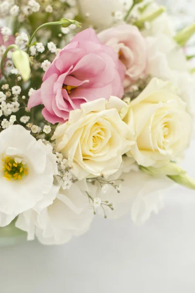 Schöne Blumen auf dem Tisch am Hochzeitstag — Stockfoto