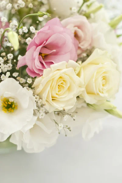 Hermosas flores en la mesa en el día de la boda —  Fotos de Stock