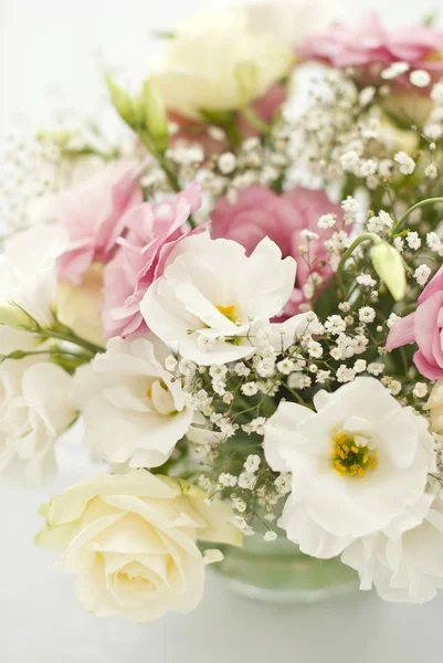 düğün günü masaya güzel çiçek