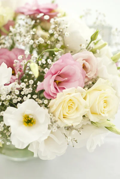 düğün günü masaya güzel çiçek