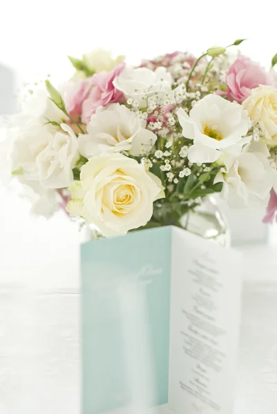 Tarjeta de menú con hermosas flores en la mesa en el día de la boda —  Fotos de Stock