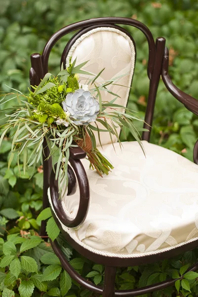 Wedding bouquet at vintage chair — Stock Photo, Image