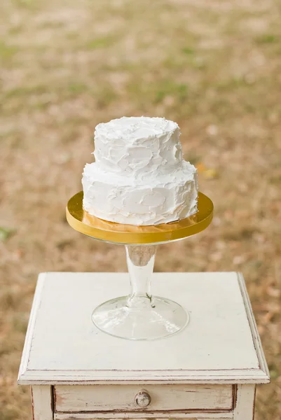 在新娘的手中的白色婚礼蛋糕。 — 图库照片