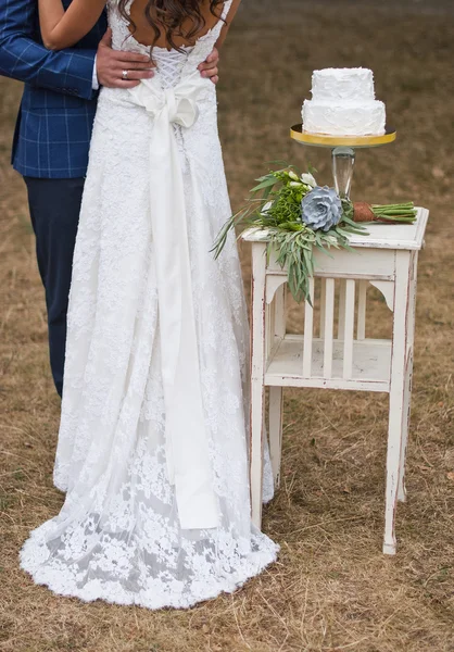Νύφη και γαμπρός με κέικ — Φωτογραφία Αρχείου
