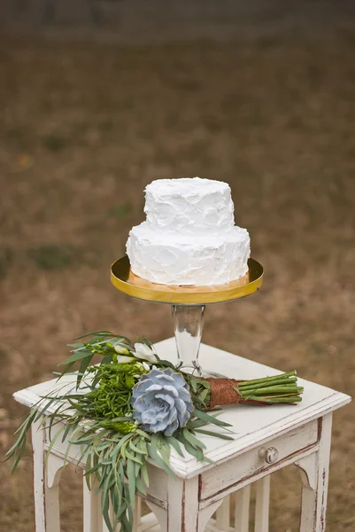 ウエディング ケーキと花嫁の花束 — ストック写真