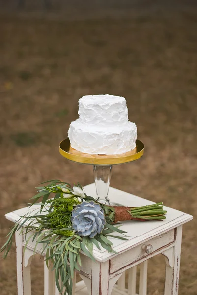 Hochzeitstorte und Brautstrauß — Stockfoto