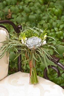 vintage sandalyeye buket düğün