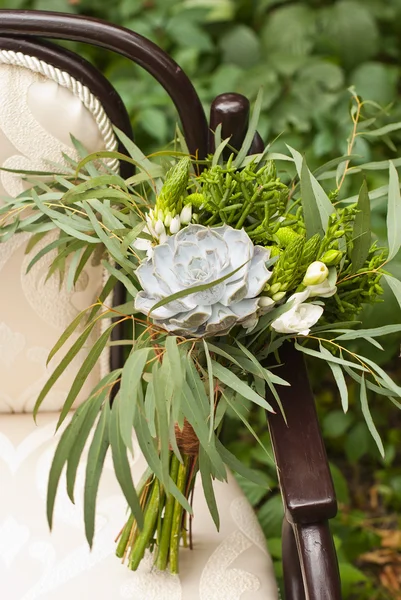 Wedding bouquet at vintage chair — Stock Photo, Image