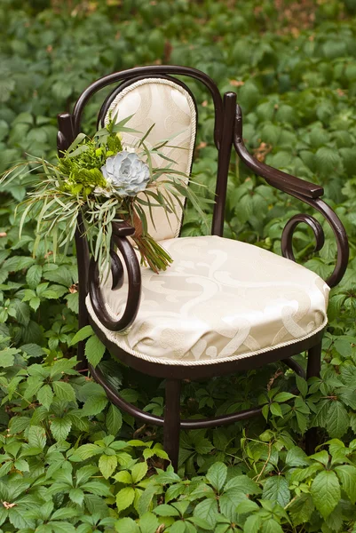 Menyasszonyi csokor: vintage szék — Stock Fotó