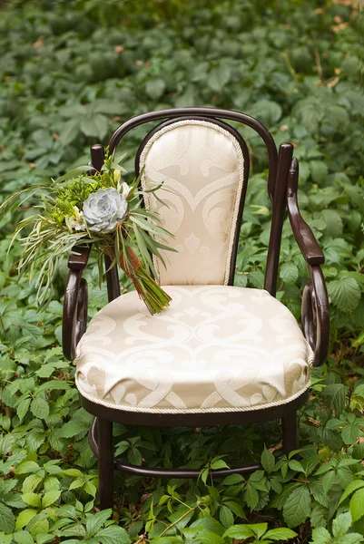 Wedding bouquet at vintage chair — Stock Photo, Image