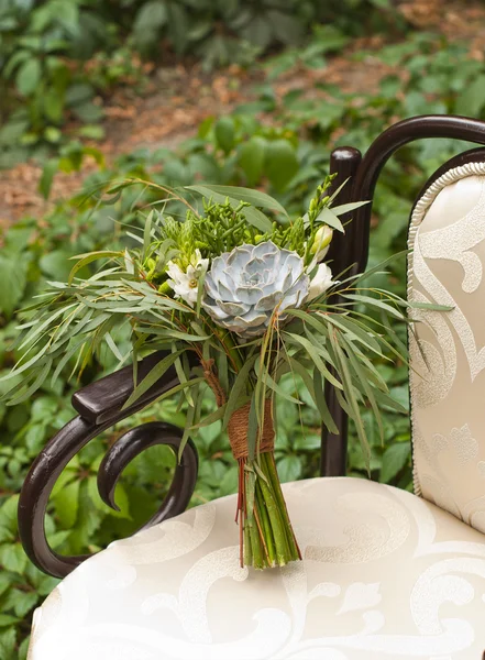 Svatební kytice na vinobraní křeslo — Stock fotografie