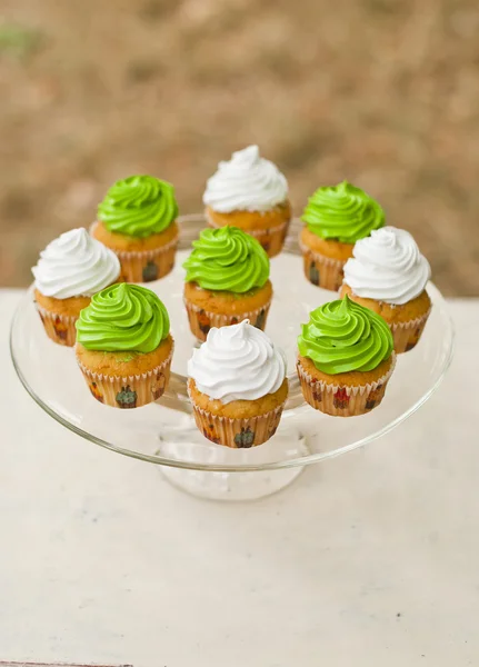 Cupcakes coloridos na mesa — Fotografia de Stock