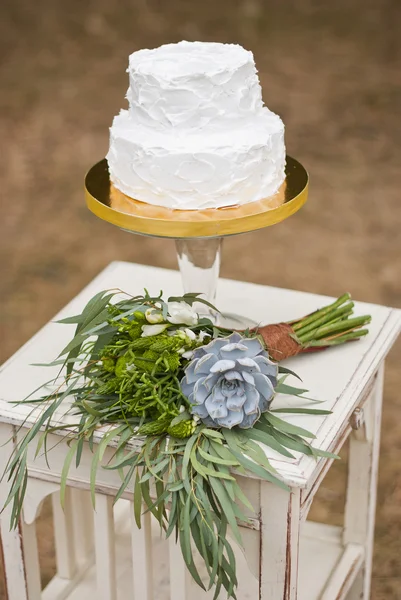 Svatební dort a kytice nevěsty — Stock fotografie
