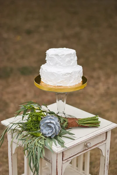 婚礼蛋糕和新娘的花束 — 图库照片