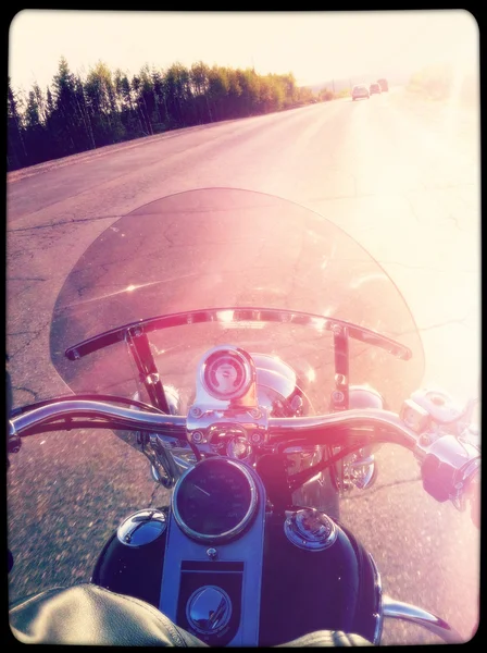 Andar de moto com vista para a estrada — Fotografia de Stock