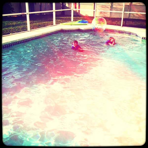 Niños jugando en la piscina — Foto de Stock