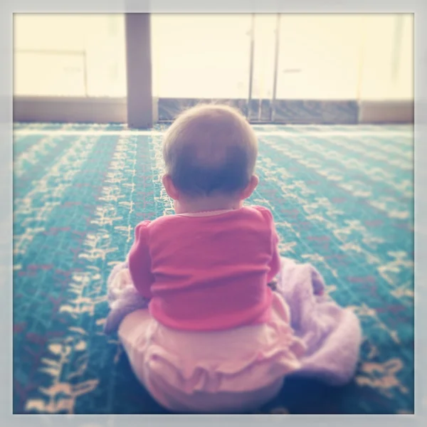 Petite fille assise sur le sol — Photo