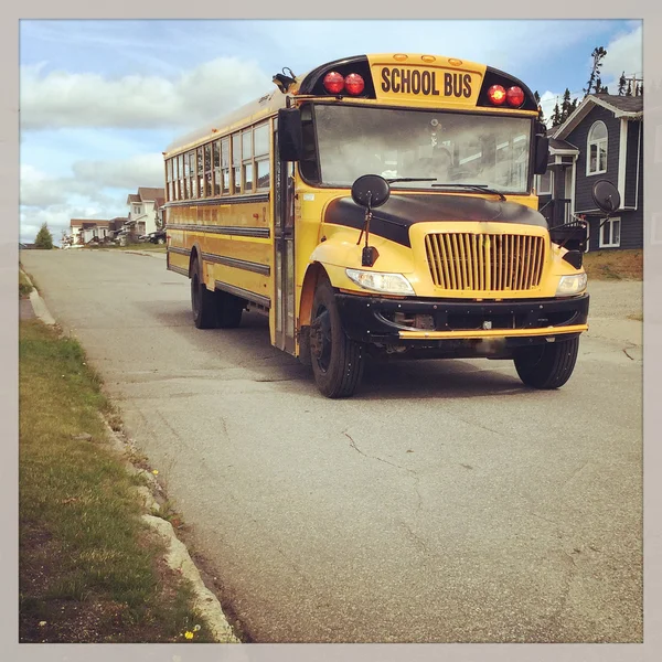 Skolebus på gaden - Stock-foto
