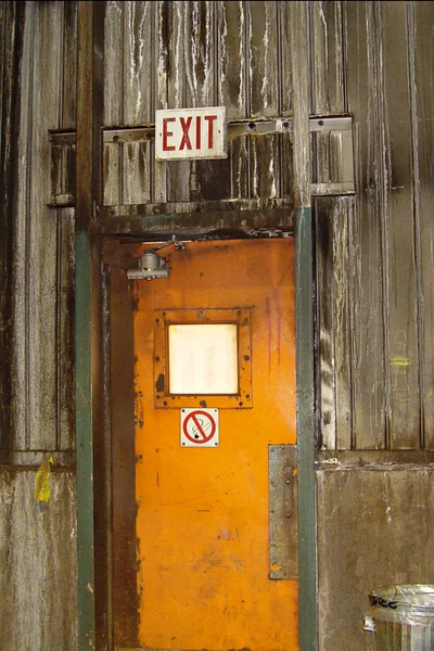 Orangefarbene Tür im Eisenerzbergwerk — Stockfoto