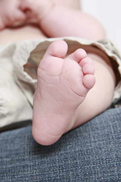 Małe stopy dziecka — Zdjęcie stockowe