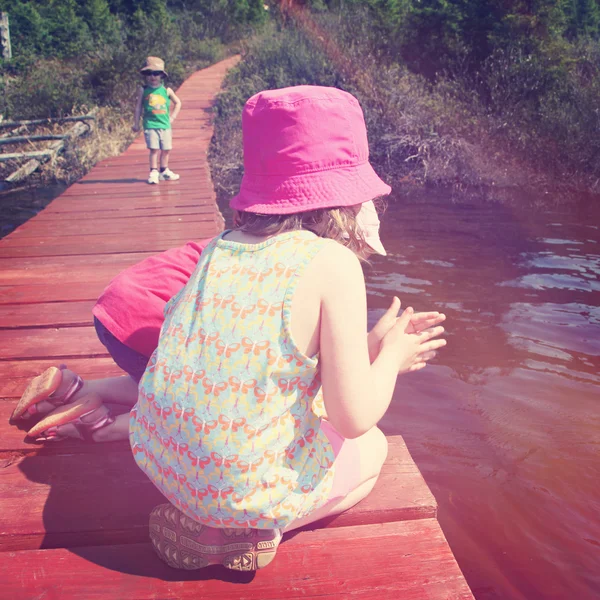 Enfants sur quai — Photo