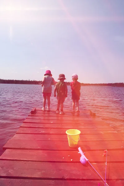 Barn på docka fiske — Stockfoto