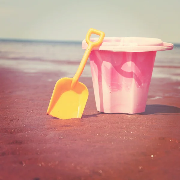 Bucket and shovel on sand — Stock Photo, Image