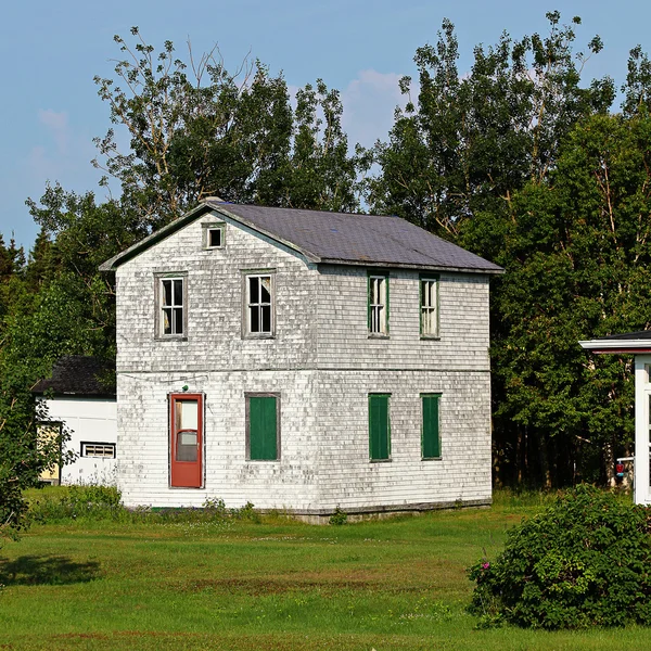 Casa velha com quintal agradável — Fotografia de Stock