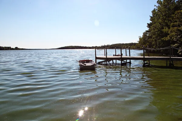 Båt på piren — Stockfoto