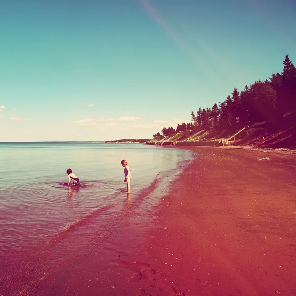 Niños jugando en la playa — Foto de Stock