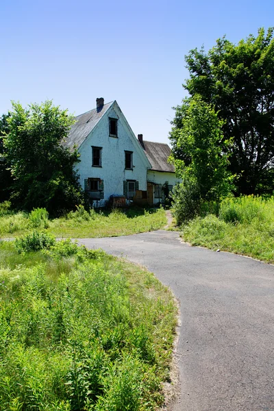 Vecchia casa vicino alla strada — Foto Stock