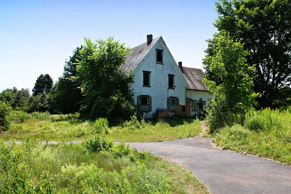 Oud huis in de buurt road — Stockfoto