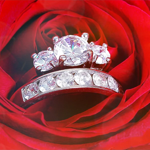 Sortija de diamantes en rosa roja — Foto de Stock